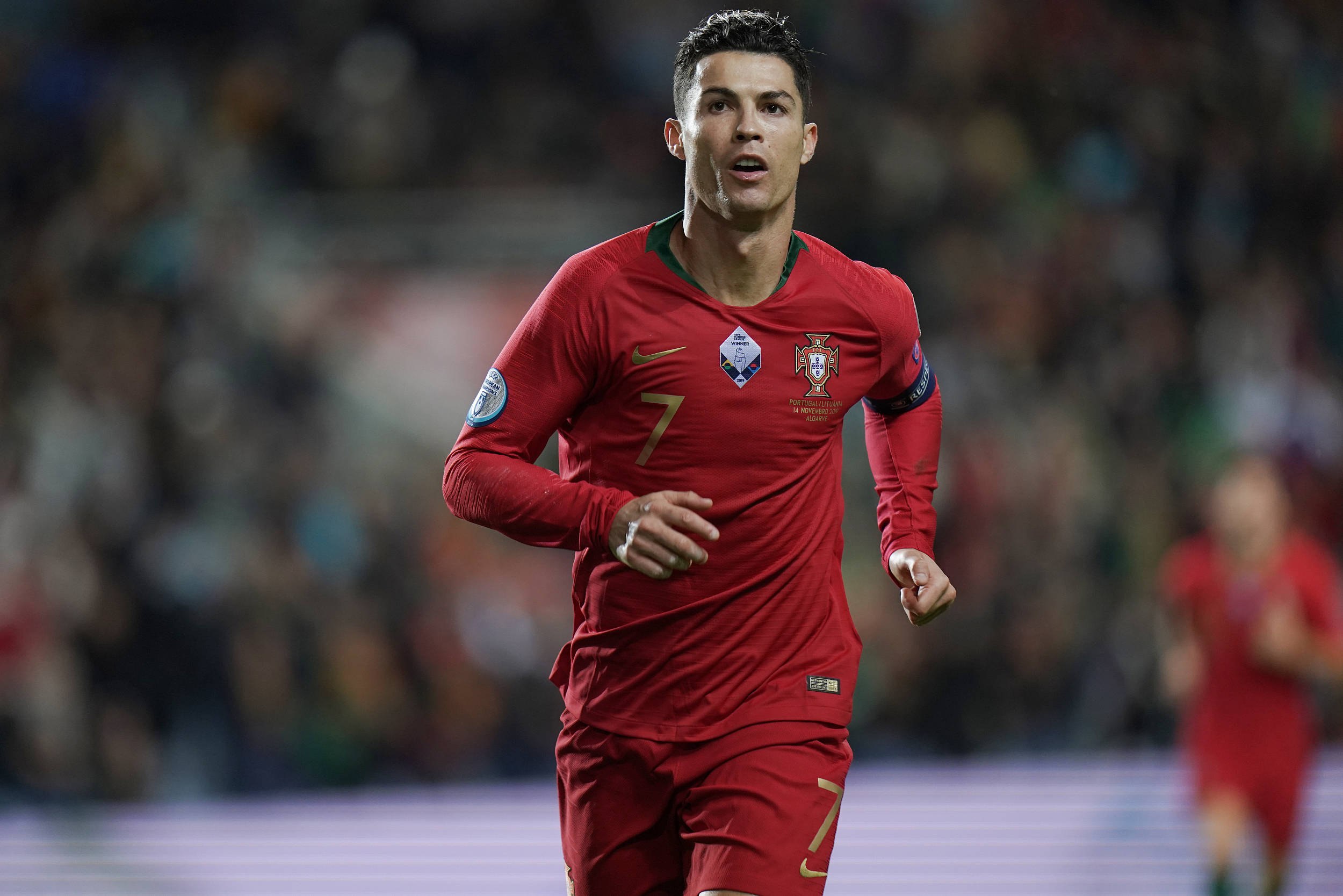 C罗在勇士比赛中回归赛场，大胜引发热议！