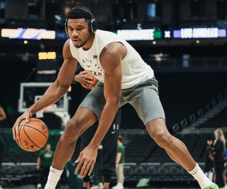 关于湖人球员公开质疑裁判判罚尺度，引争议，目前威望标准推荐人员.的信息